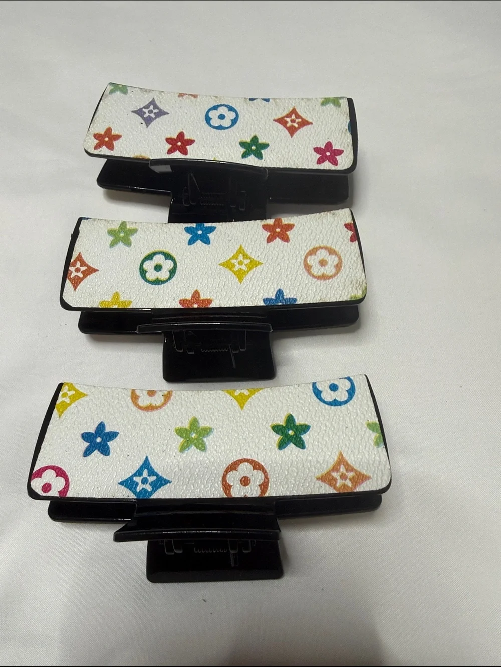 White Multicolor Pattern Hair Claw Clip - Stylish Women's Hair Accessory